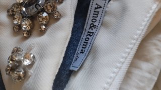 Camisola azul com colar e brilhos
