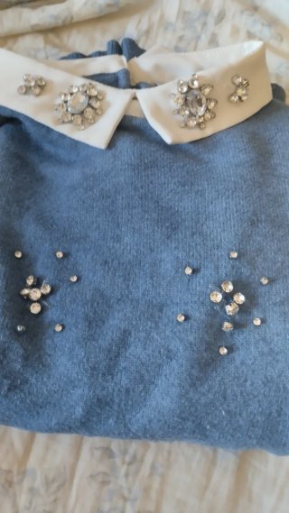 Camisola azul com colar e brilhos