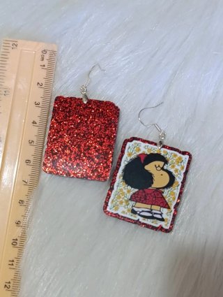 Pendientes de personaje con borde rojo