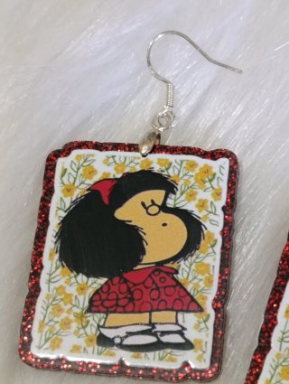 Pendientes de personaje con borde rojo