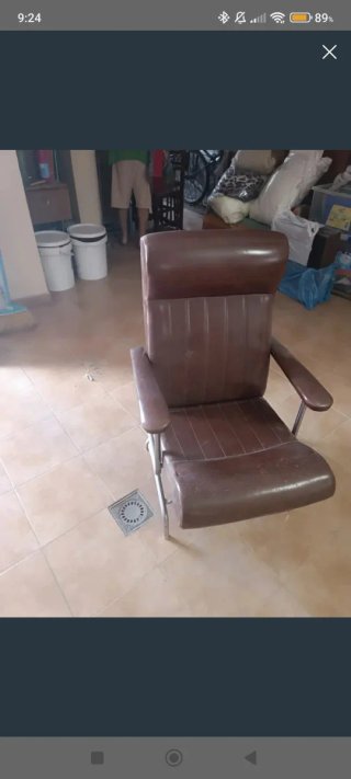 Sillón mecedora de piel marrón