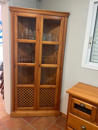 Vitrina de madera con puertas de cristal