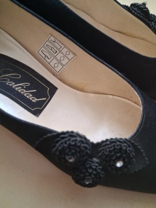 Zapatos de tacón negros con adorno floral