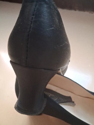 Zapatos de tacón negros con adorno floral