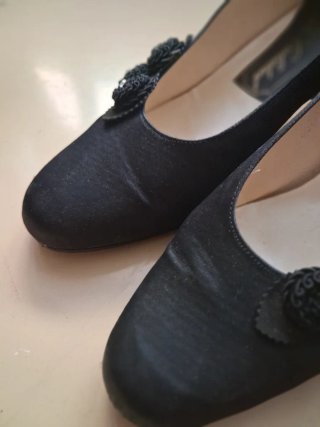 Zapatos de tacón negros con adorno floral