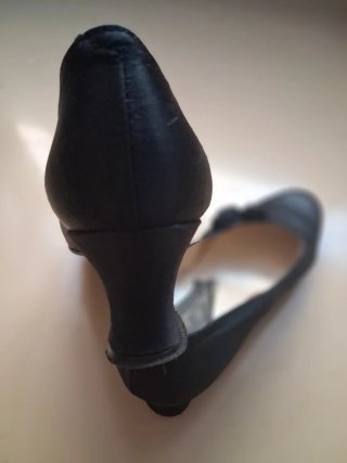 Zapatos de tacón negros con adorno floral