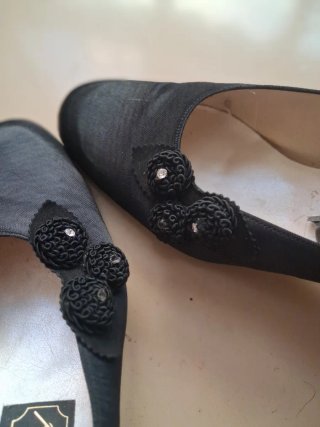 Zapatos de tacón negros con adorno floral