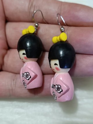 Pendientes Muñeca Kokeshi Rosa y Negra