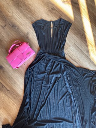 Vestito nero con spacco