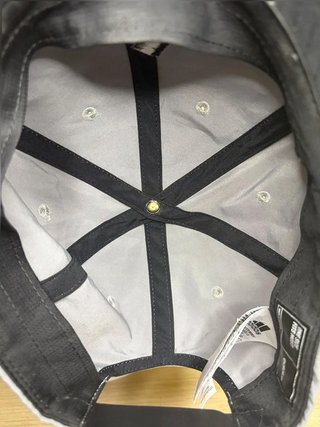 Cappellino Adidas Grigio Chiaro con Logo Nero...