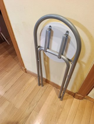 Sgabello da cucina pieghevole in metallo e plastica