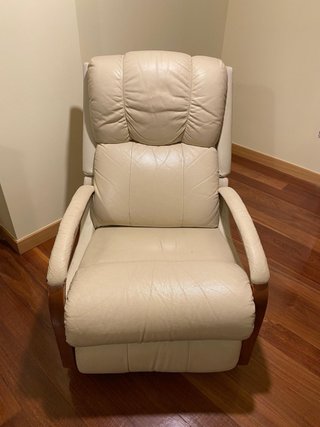 Butaca de piel crema con madera