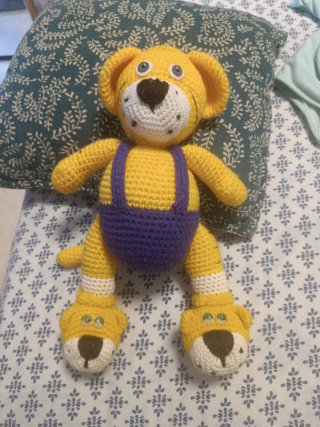 Muñeco de ganchillo amarillo con peto