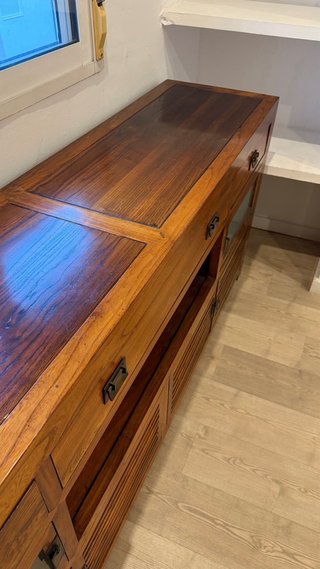 Cómoda de madera con puertas y cajones