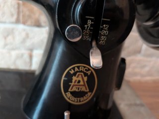 Máquina de coser Alfa antigua