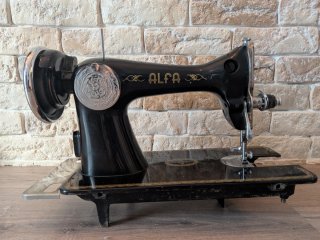 Máquina de coser Alfa antigua