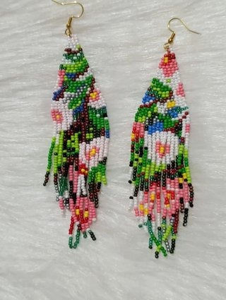Pendientes largos hechos a mano con cuentas