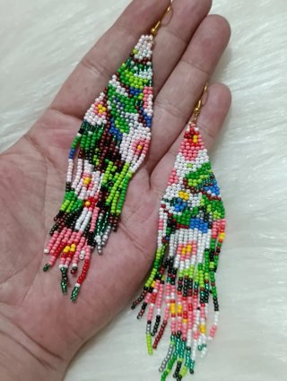 Pendientes largos hechos a mano con cuentas