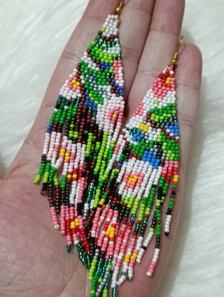 Pendientes largos hechos a mano con cuentas