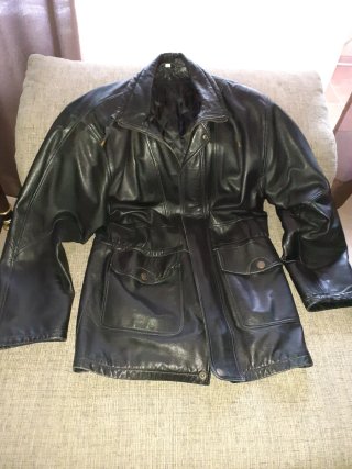Chaqueta de piel negra