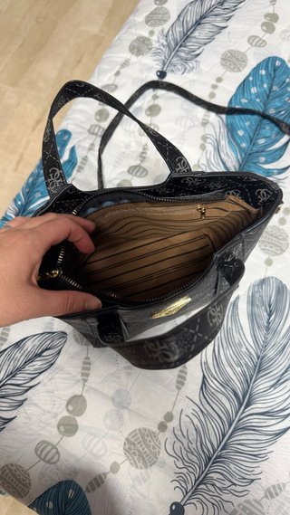 Bolso Guess Negro y Dorado