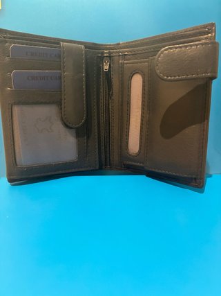 Cartera nueva de piel negra