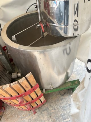 Almazara y prensa de uva profesional