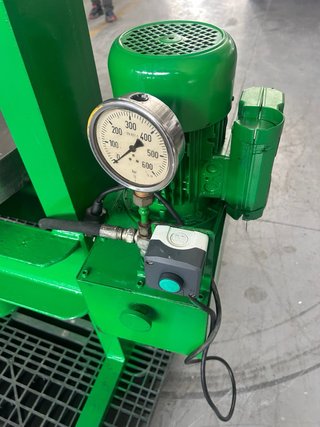 Almazara y prensa de uva profesional