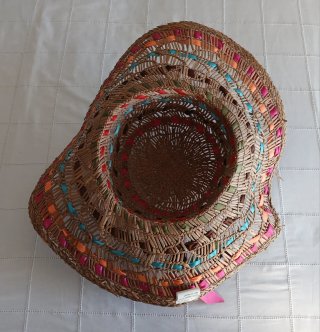 Sombrero de playa de paja decorado con lazos