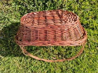 Cesta de mimbre artesanal