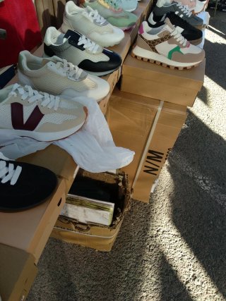Zapatos unisex beige y negro
