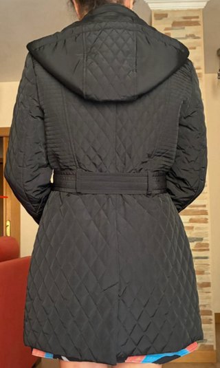 Abrigo negro acolchado con cinturón