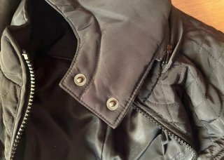Abrigo negro acolchado con cinturón