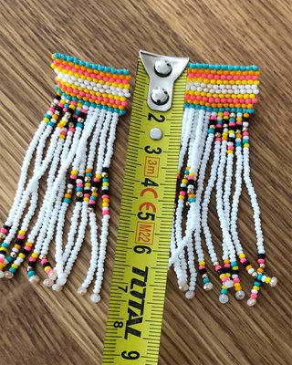 Orecchini lunghi con perline multicolor