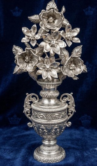 Conjunto Candelabros y Jarrón con Flores
