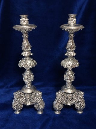 Conjunto Candelabros y Jarrón con Flores