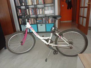 Bicicleta infantil blanca y rosa 24.