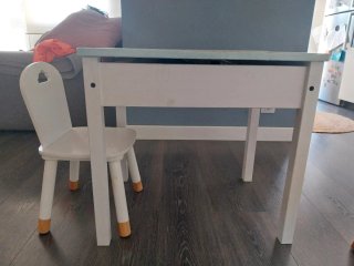 Pupitre y 2 sillas infantiles Ikea