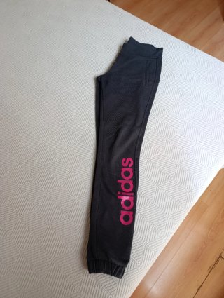 Pantalón Adidas Negro con Logo Rosa
