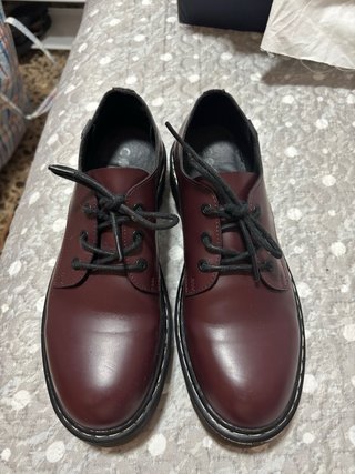 Zapatos tipo Dr. Martens burdeos