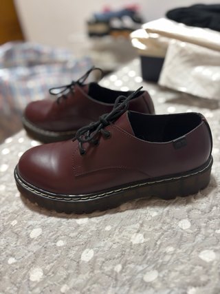 Zapatos tipo Dr. Martens burdeos
