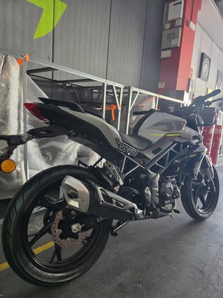 Benelli BN 125 Naked Gris/Verde