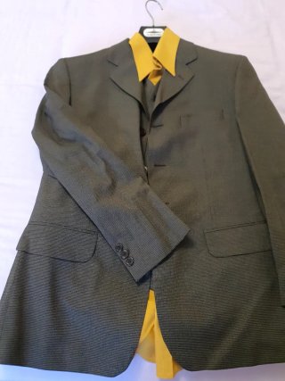 Traje Clásico Gris y Amarillo