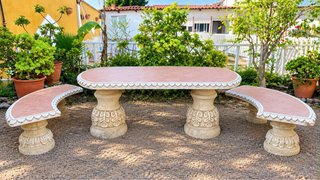 Mesa y bancos de jardín de piedra