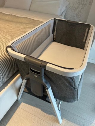 Minicuna colecho gris y blanco