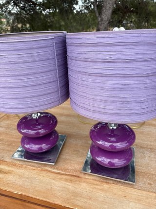 Lámparas de mesa moradas y plateadas