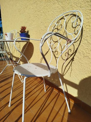 Mesa y 4 sillas de hierro