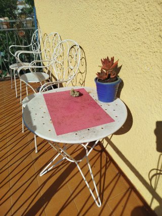 Mesa y 4 sillas de hierro
