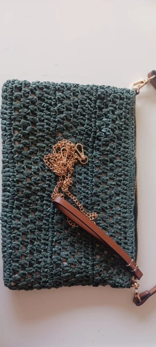 Bolso de mano Parfois verde con cadena dorada