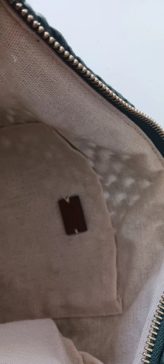 Bolso de mano Parfois verde con cadena dorada